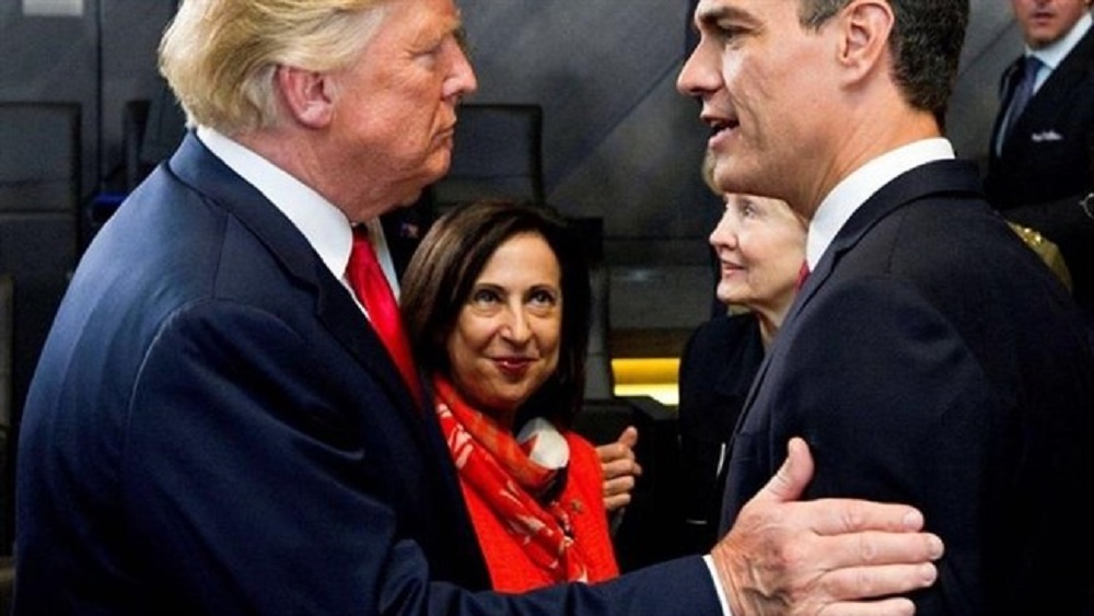 Donald Trump saluda a Pedro Sánchez. | EP