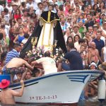 El muelle portuense se volvió a quedar pequeño para acoger a una auténtica muchedumbre que no se quiso perder el embarque de la Virgen del Carmen. Sergio Méndez