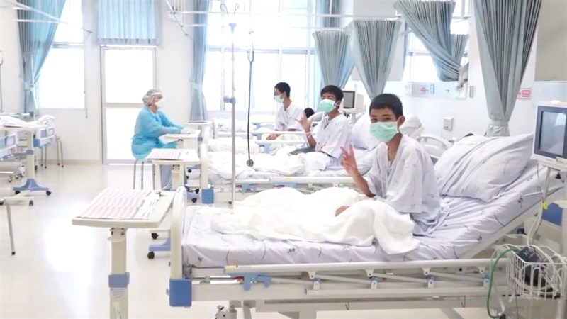 Los niños rescatados en Tailandia saludan desde el hospital. | EP