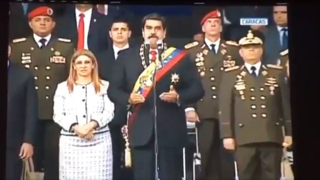 Evacúan a Maduro durante un discruso tras una explosión