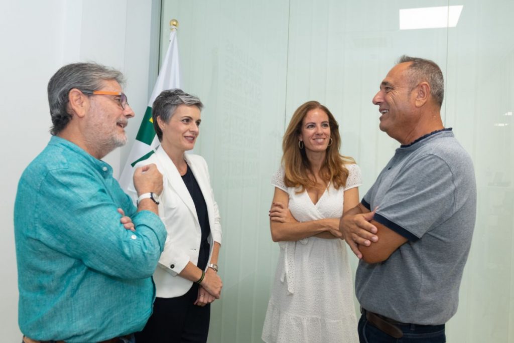 de izquierda de derecha, el gerente de la Fundación Ideo, Antonio Sosa; la directora de la Fundación DinoSol, Virginia Avila; la directora de recursos humanos de DinoSol, Olivia Llorca; y el técnico de la Fundación Ideo, Sergio Afonso. | DA