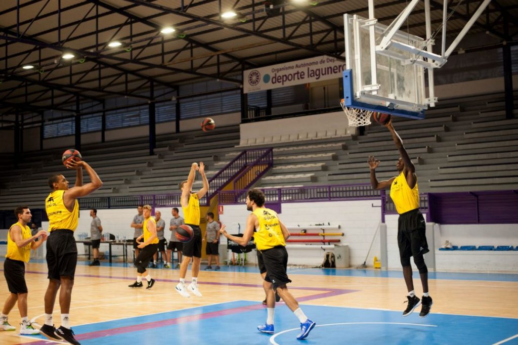 Primer entrenamiento del Iberostar Tenerife. / Fran Pallero