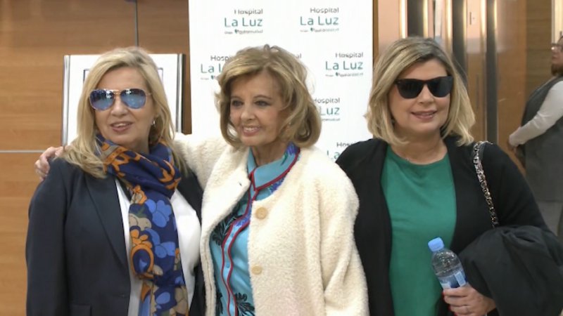 María Teresa Campos, con sus hijas. / EP