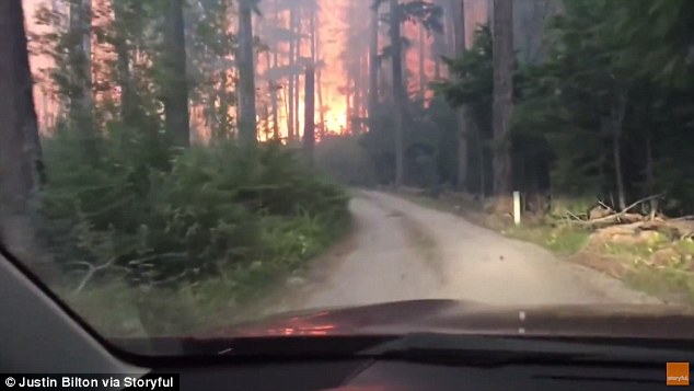 Un padre y un hijo escapan por los pelos de un devastador incendio. / DAILY MAIL