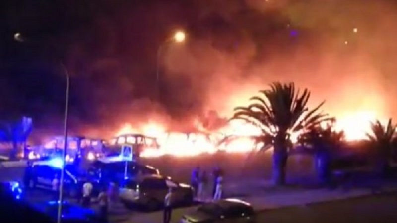 Un incendio en Gran Canaria quema 26 vehículos