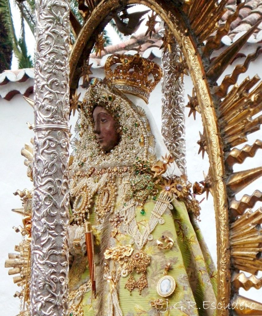 La Virgen de las Nieves procesiona en sus andas de baldaquino de plata con sus extraordinarias prendas y joyas, fruto del amor inmemorial del Pueblo Palmero a su Negrita. | Foto: J.G.R.E.