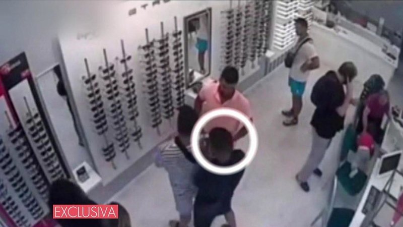 Los miembros de La Manada, robando presuntamente unas gafas en San Sebastián. / EL PROGRAMA DEL VERANO