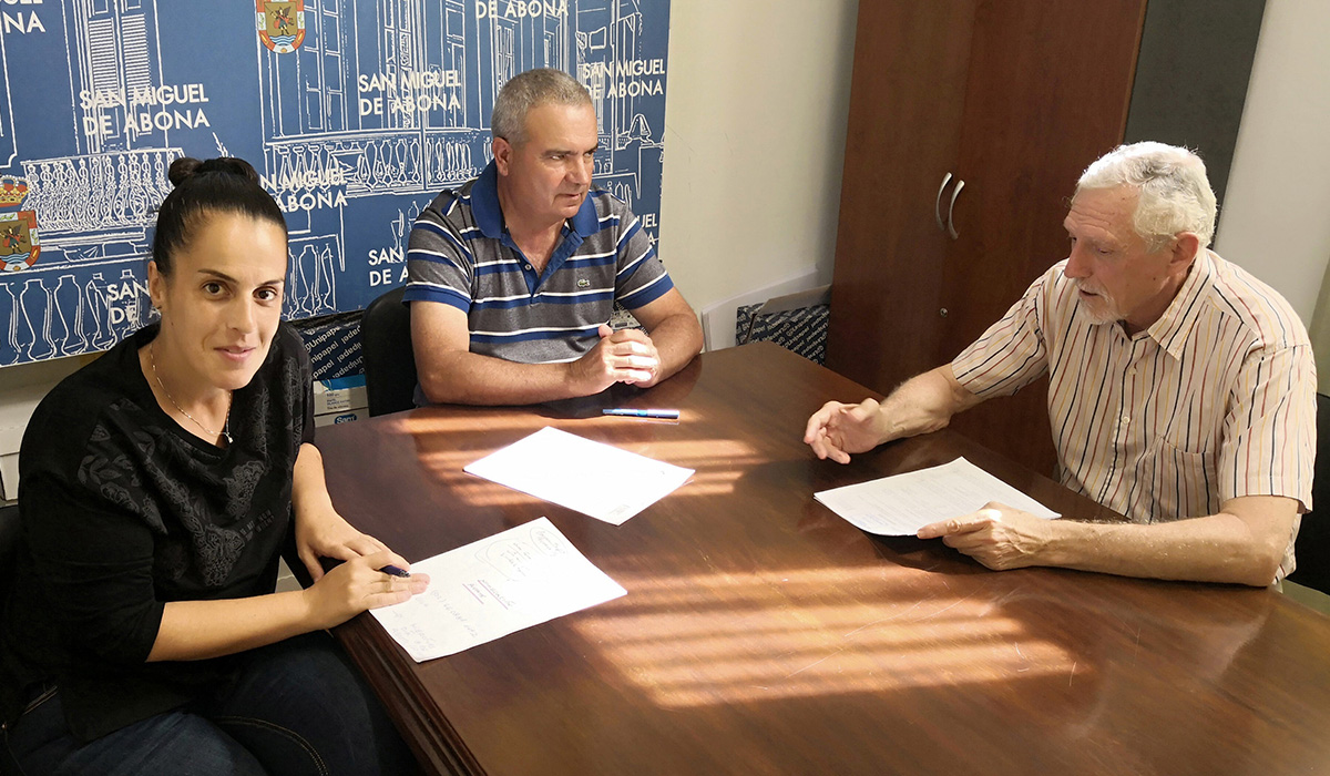 El alcalde, Arturo González, Nuria Marrero y Ramón Tapia (Afate)