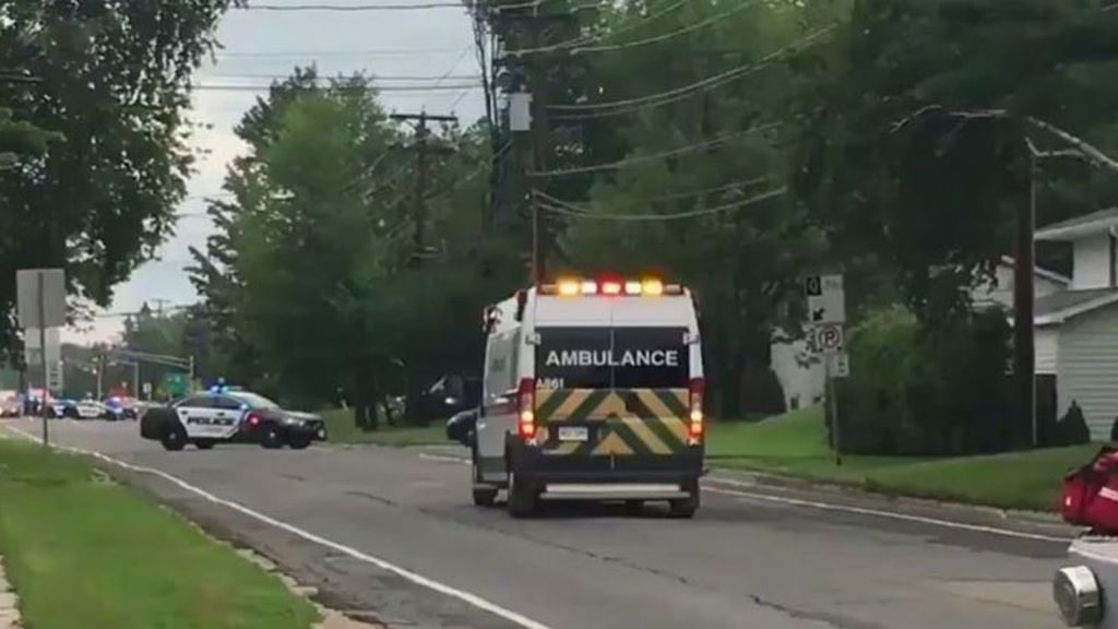 Ambulancias y policía en el lugar del tiroteo en la ciudad de Fredericton. | EE