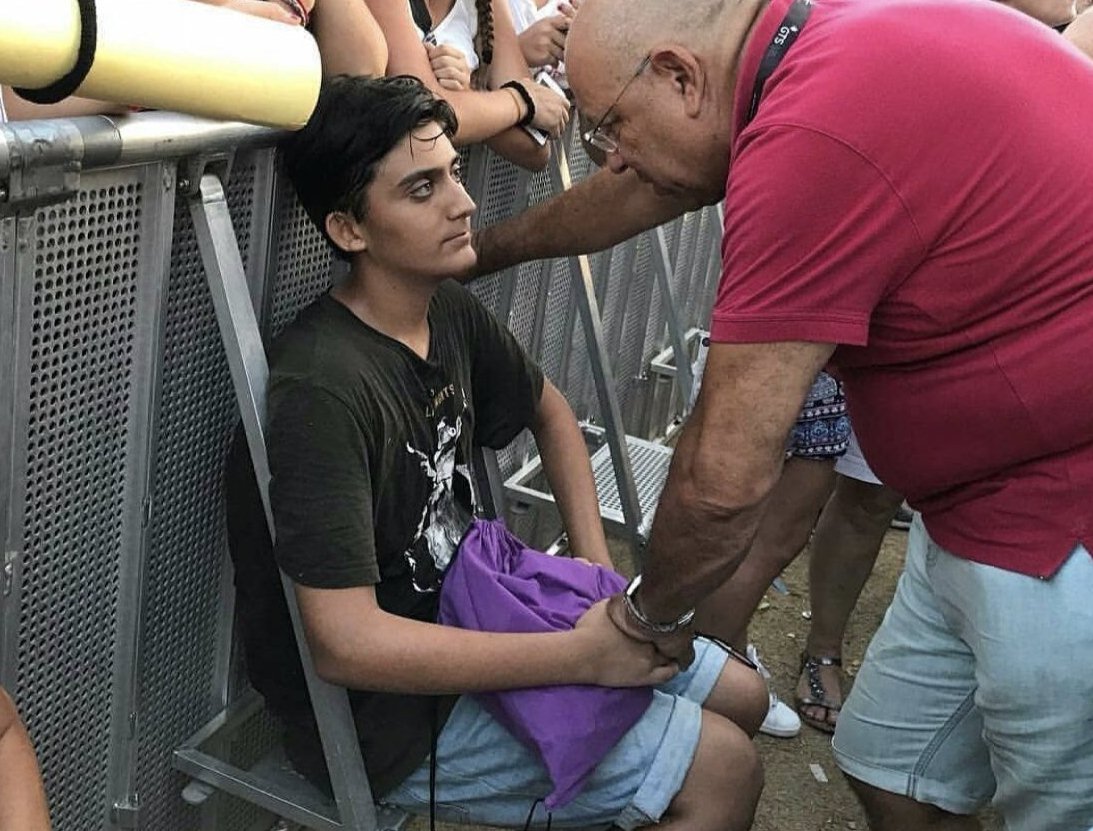 El padre de Ana Guerra, atendiendo a los fans. / TWITTER ANA GUERRA