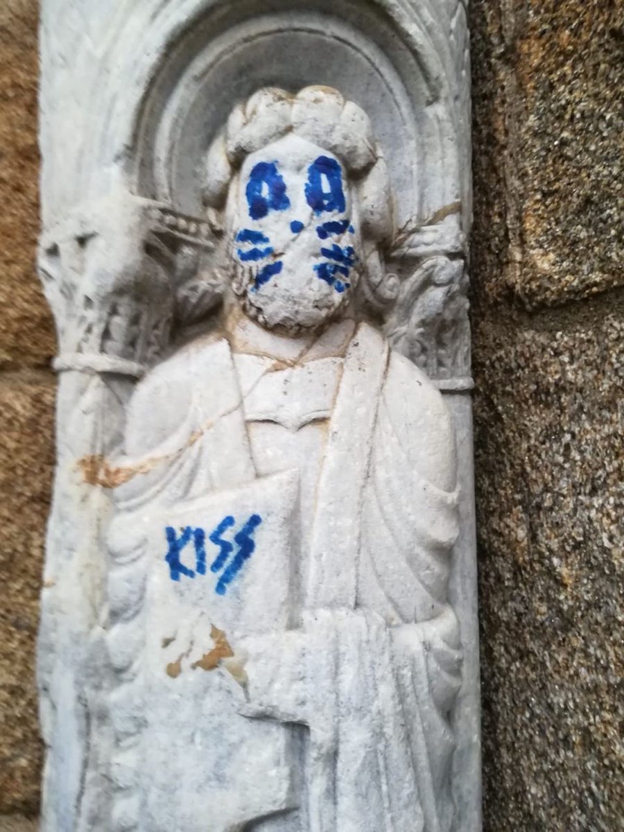 Acto vandálico en la catedral de Santiago de Compostela. / TWITTER