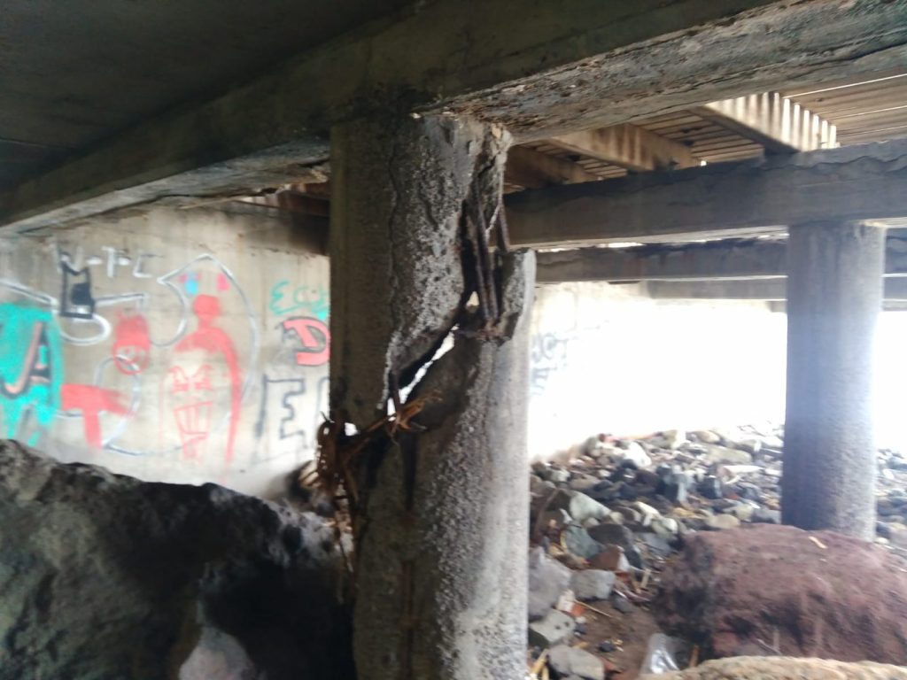 Rotura de uno de los pilares que sujetan el puente en Taganana. / UNIDAD DEL MEDIO NATURAL (UMEN)