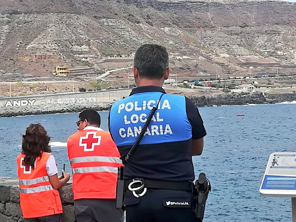 Aparecen los restos de un fuselaje en la costa de Gran Canaria. / TWITTER POLICÍA LOCAL LAS PALMAS