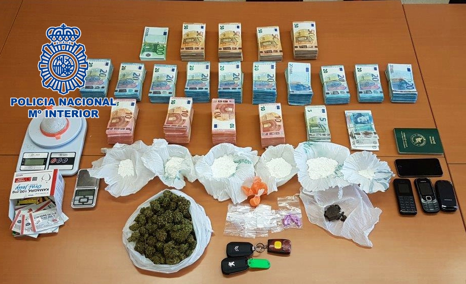 Objetos requisados al grupo criminal desmantelado en Tenerife. / POLICÍA NACIONAL