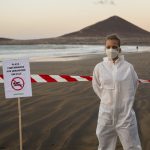 Greenpeace 'cierra' varias playas tinerfeñas en protesta por los vertidos. / GREENPEACE