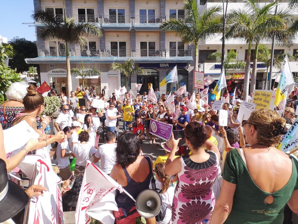 Alrededor de 300 personas secundaron la protesta en la plaza de la iglesia. DA