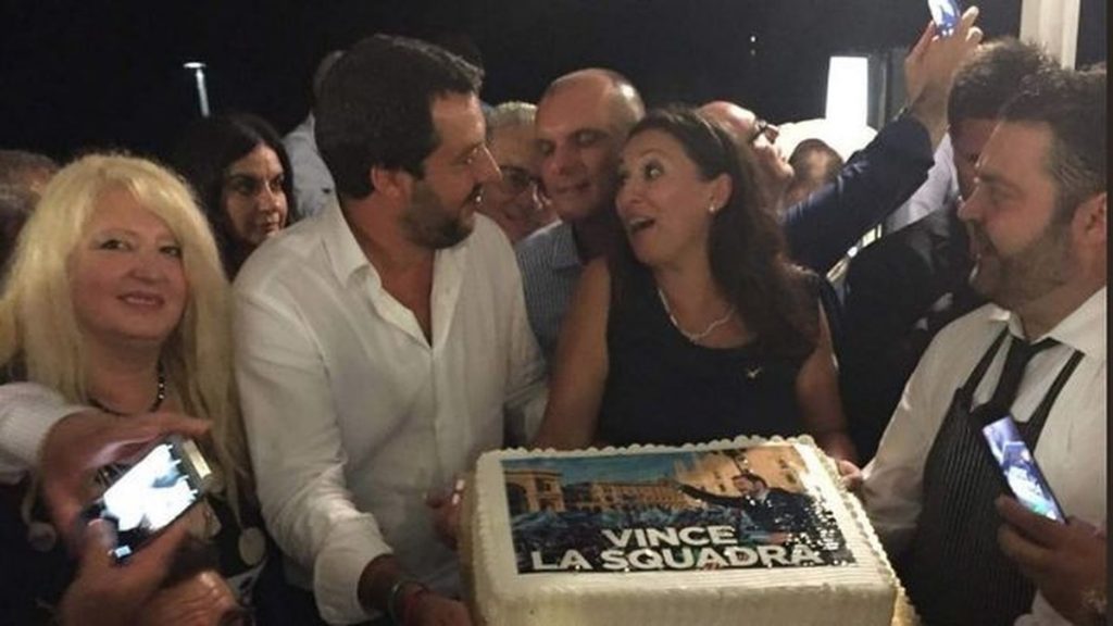 Salvini, en la polémica fiesta. / EE