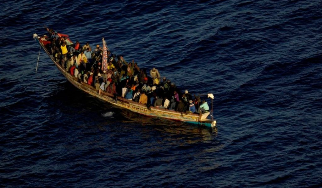 Imagen aérea de un cayuco con inmigrantes irregulares a bordo. EP