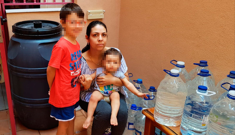 La mujer amenazada por el desahucio junto a dos de sus tres hijos, el más pequeño de solo once meses. | DA