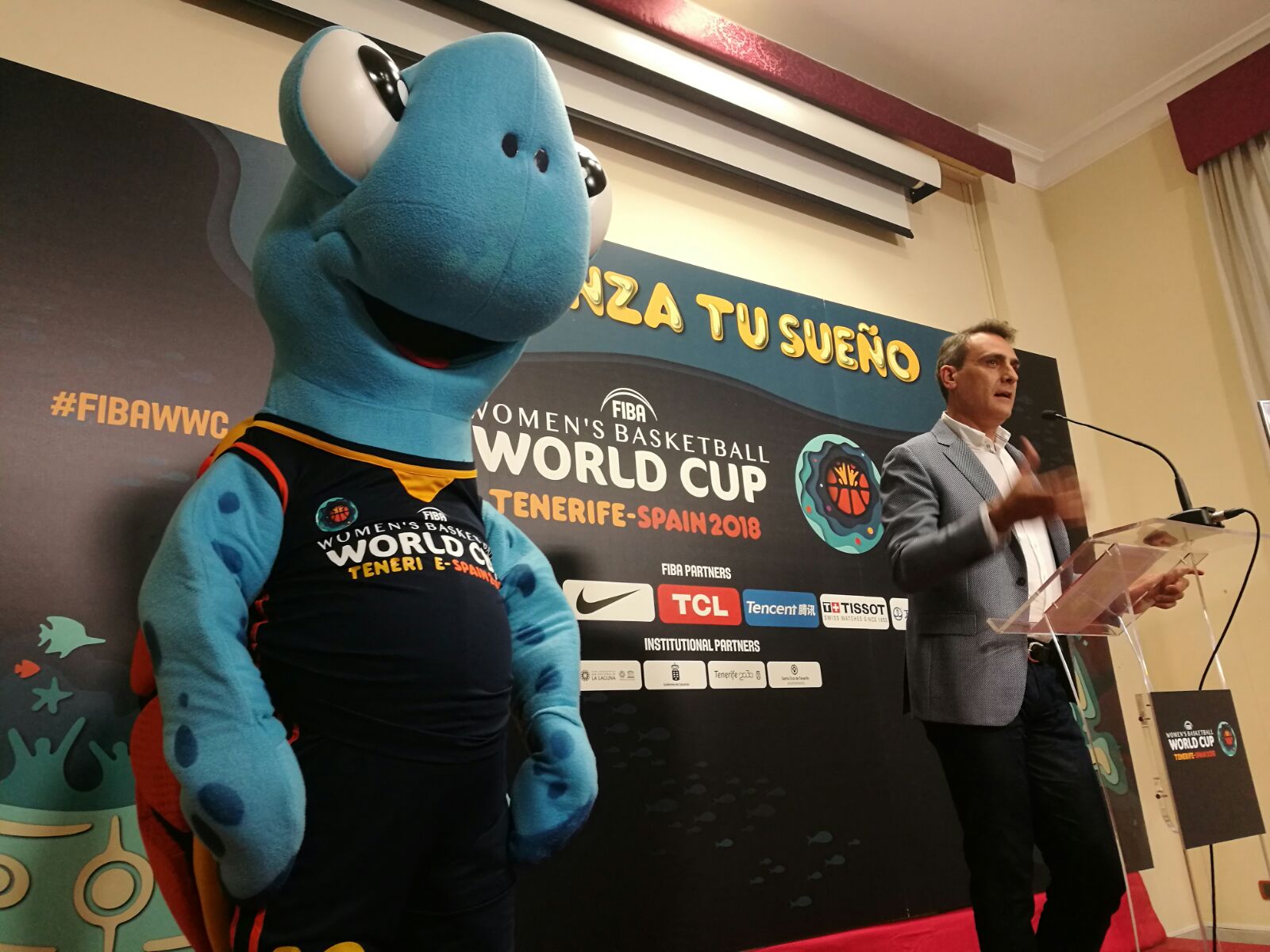 Tina, junto a su creador, Raúl Pena. / DA