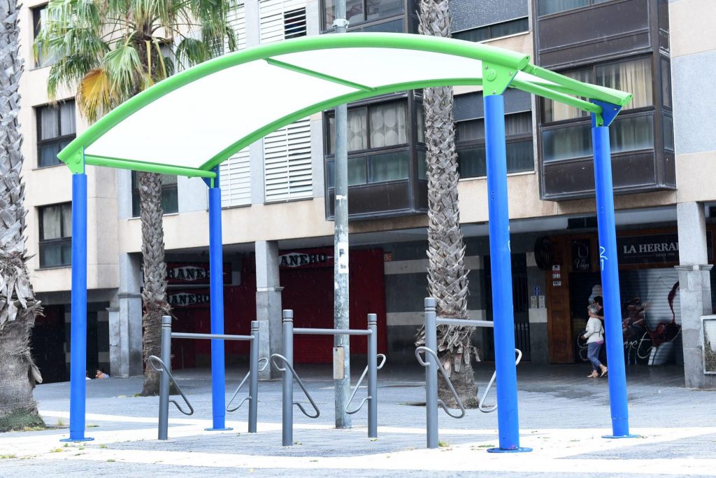 Uno de los aparcabicicletas con marquesina está en la zona conocida como el Cuadrilátero. Sergio Méndez