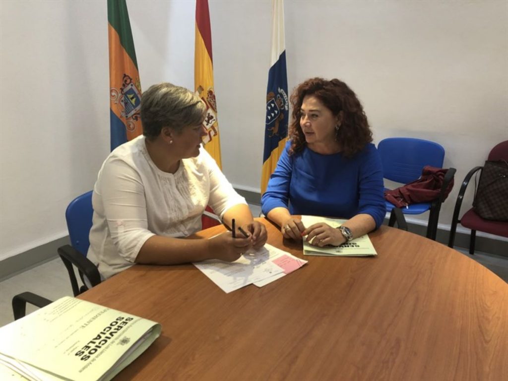 Noelia Barrera se reúne con Noelia García, alcaldesa de Los Llanos de Aridane. | DA