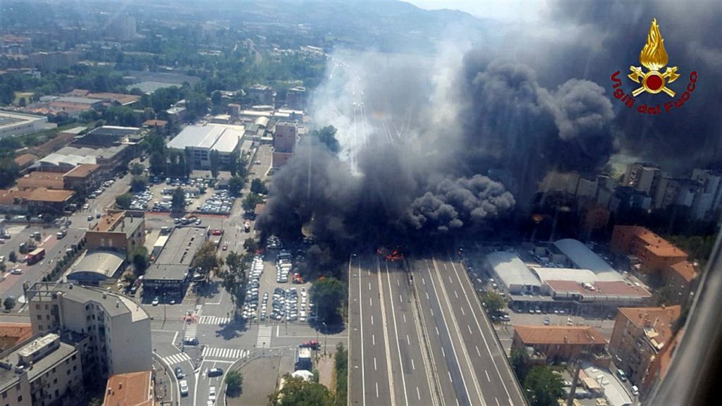 El accidente ha provocado una fuerte explosión en la autopista A14, cercana al aeropuerto de Bolonia. | EP