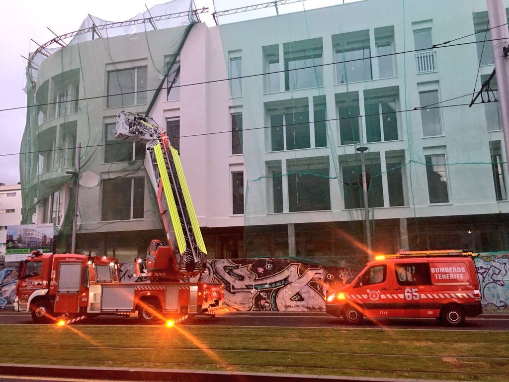 Efectivos de Bomberos trabajar para que la vía recobre la normalidad lo antes posible. | DA