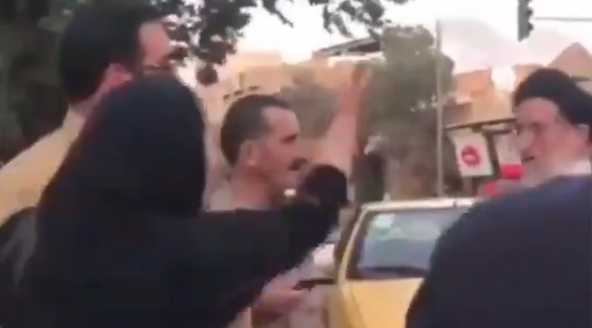 La mujer iraní, enfrentándose al clérigo. / TWITTER