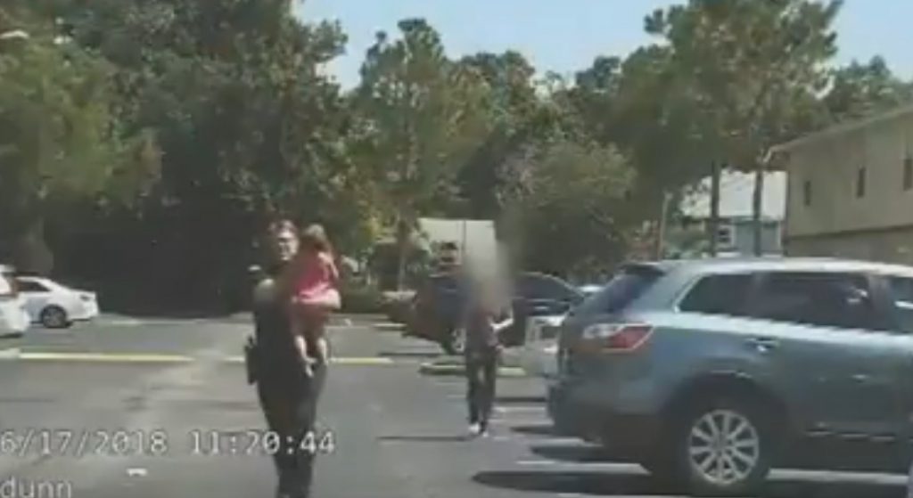 Heroico rescate de una niña dejada en un coche al sol. / YOUTUBE