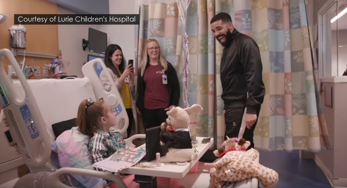 El rapero Drake, con Sofía en el hospital. / LURIE CHILDREN´S HOSPITAL