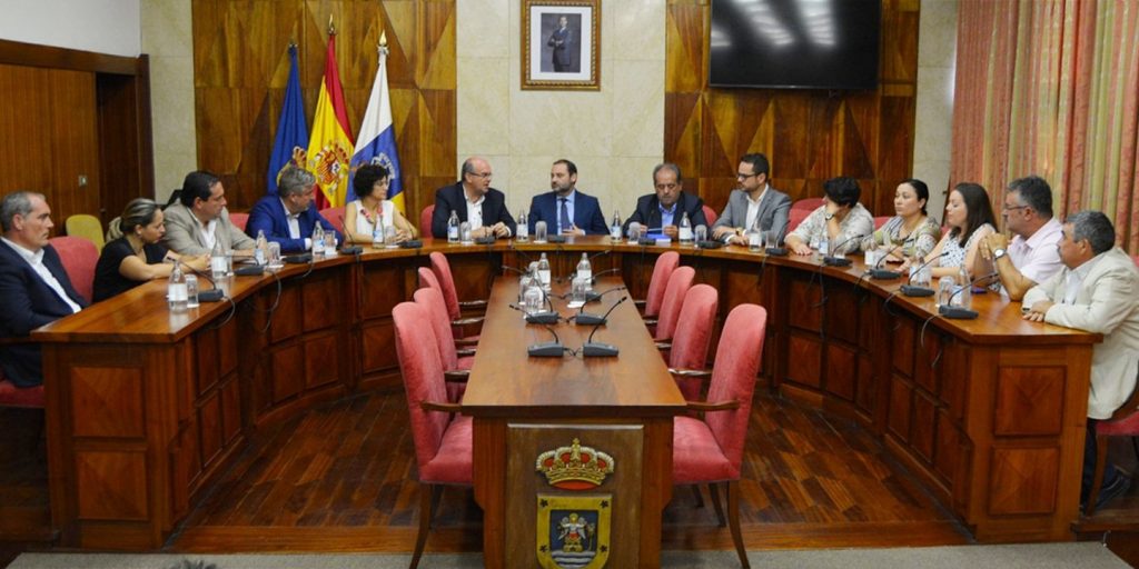 José Luis Ábalos, en su visita a La Palma. / TWITTER CABILDO LA PALMA