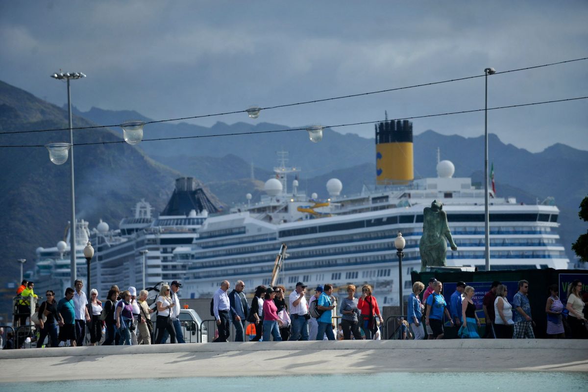 Santa Cruz quiere aprovechar el influjo económico de los miles de cruceristas que llegan a la ciudad a través del puerto capitalino. Fran Pallero