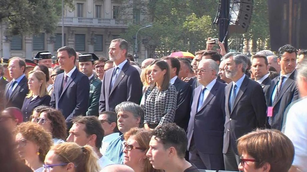 Los Reyes, en el homenaje a las víctimas de los atentados de Cataluña. / EE