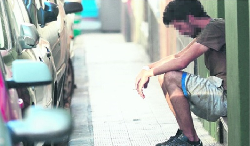El joven que vive en las calles del barrio de Salamanca es uno de los casos que el ECA ha valorado a petición de los servicios sociales de Santa Cruz. | Foto: Sergio Méndez