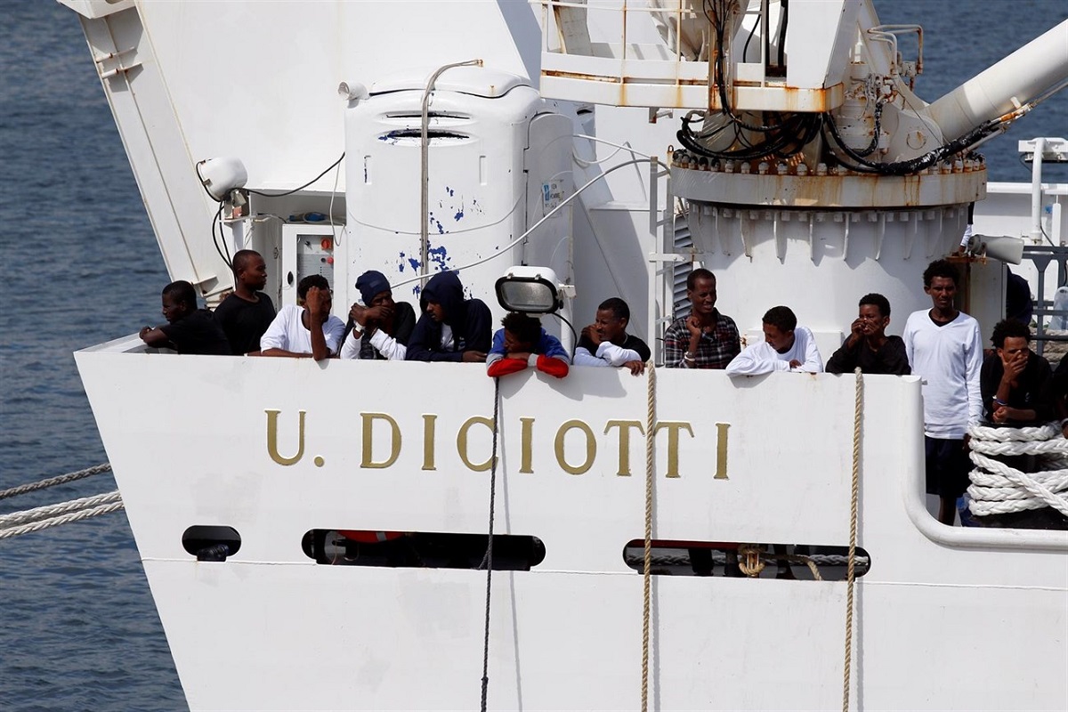 El barco 'Diciotti' de la Guardia Costera italiana