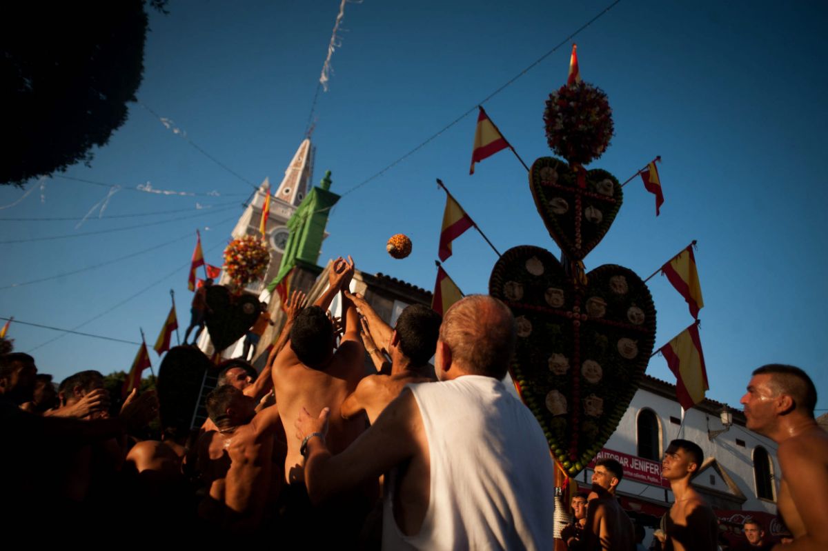 Los vecinos celebran la Bajada de los Corazones de Tejina. / FOTO: Fran Pallero