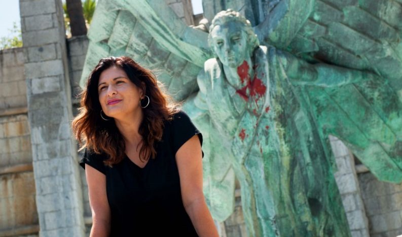 Carmen Luisa Castro, frente al monumento a Franco. / Fran Pallero