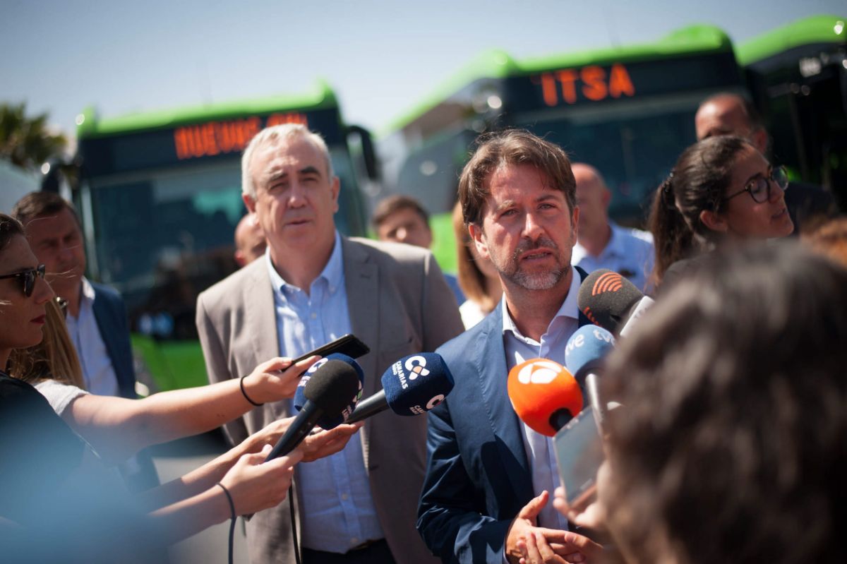 Nuevos vehículos de Titsa. / FRAN PALLERO