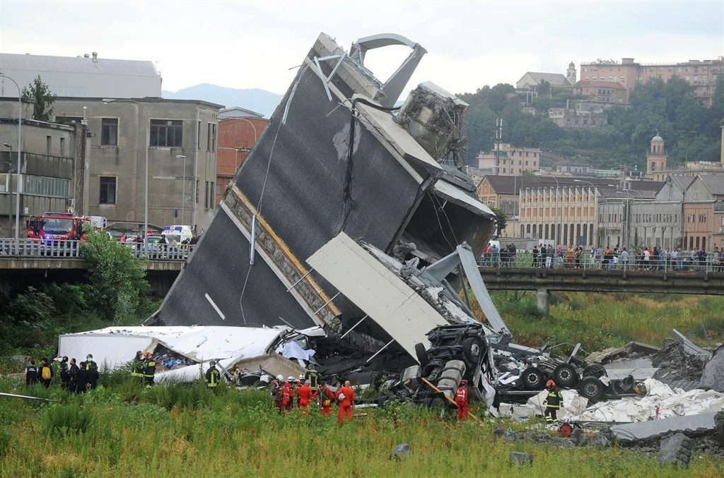 El viaducto Polcevera, utilizado por la autopista A10, se ha desplomado en torno a las 12.00h. | EP