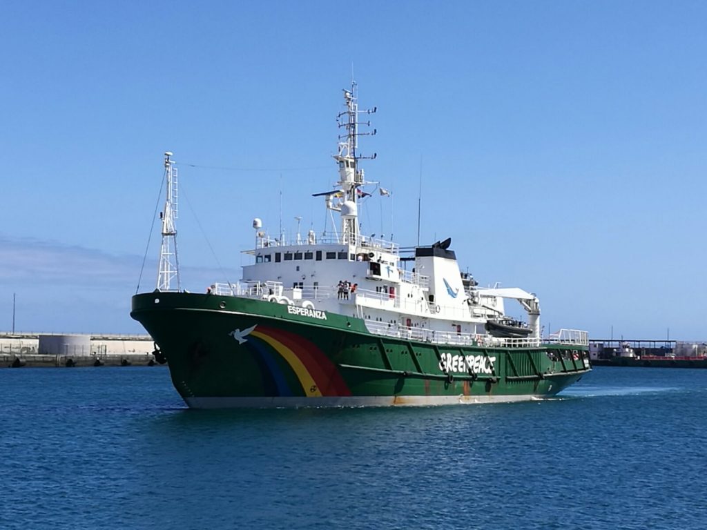 Barco Esperanza de Greenpeace, a su llegada a Tenerife. | Foto: Sergio Méndez