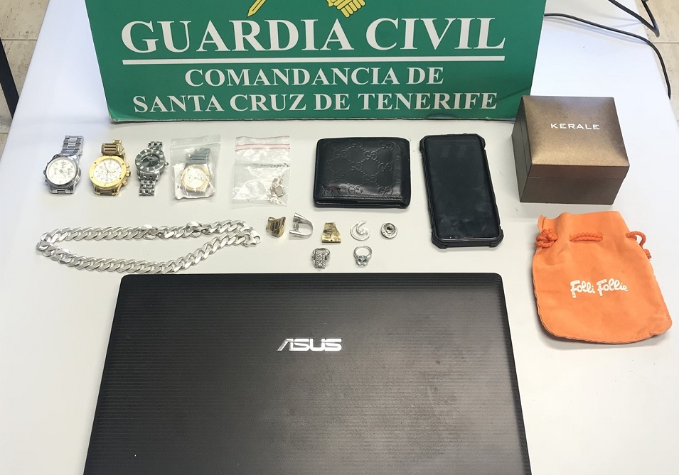 La Guardia Civil detiene a dos varones acusados de robar en una vivienda en Candelaria. | EP