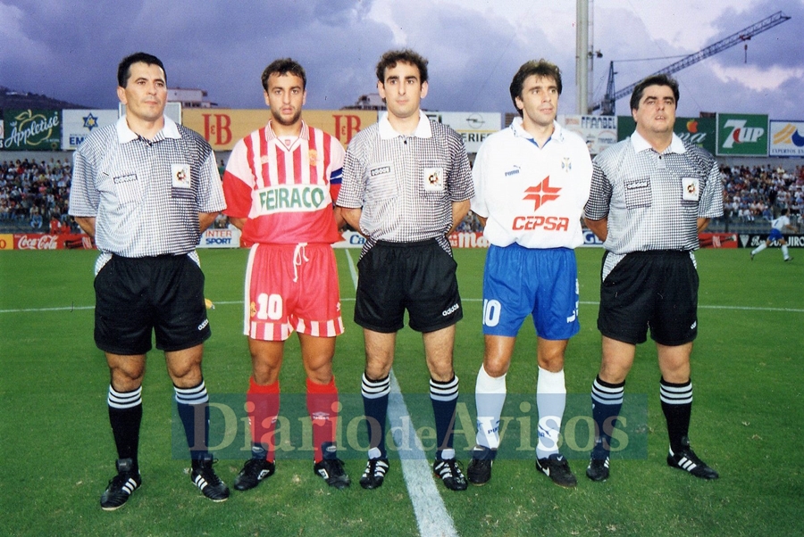 Fran y Felipe Miñambres, capitanes de Deportivo de La Coruña y CD Tenerife en los tiempos en los que los clubes mantenían una estrecha relación. DA