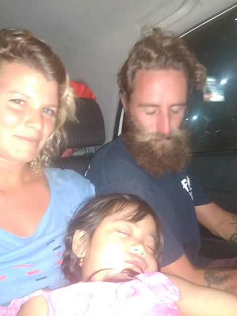 Diana García junto a su pareja y a una niña hija de indonesios que les ayudaron a llegar al ferry rumbo a Bali. | DA