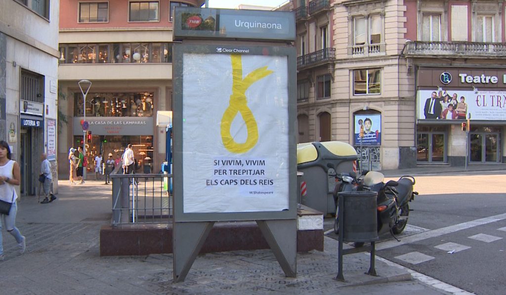 Aparece en una marquesina de Barcelona un lazo amarillo a modo de soga