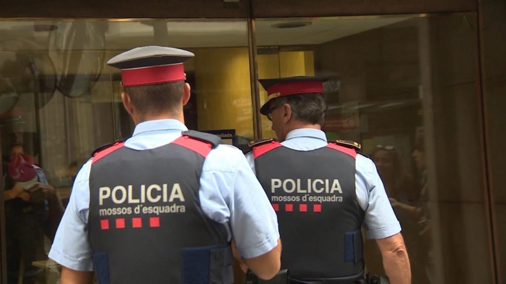 El presunto autor de los hechos, un hombre de 68 años, ha sido detenido por los Mossos d'Esquadra en su domicilio de Sant Andreu, Barcelona. | EP