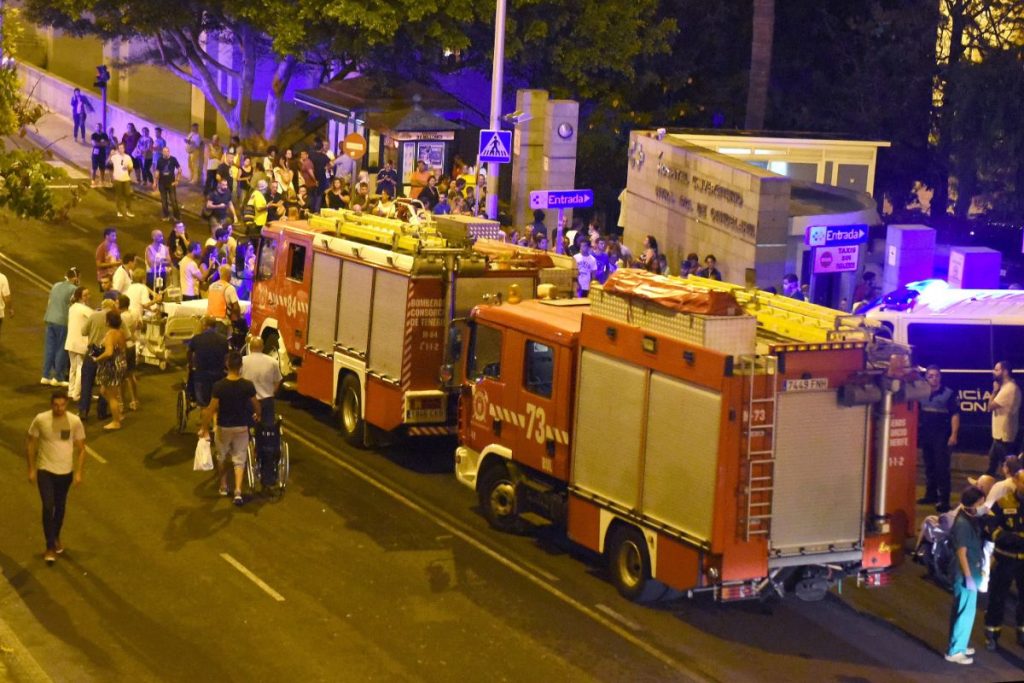 Los bomberos del Consorcio Insular, en la entrada del centro hospitalario. Sergio Méndez