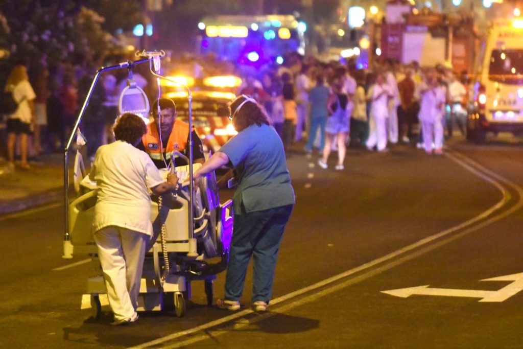 Personal sanitario traslada a una paciente por la carretera de El Rosario. Sergio Méndez