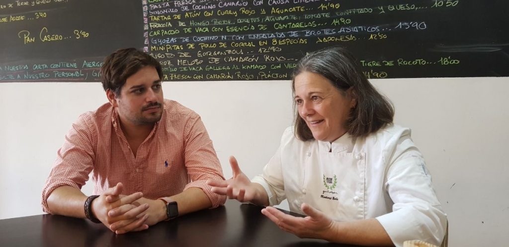 Omar le ofreció hace siete años a su madre, Montserrat, trabajar en el restaurante, donde comparten las tareas. J. L. C.