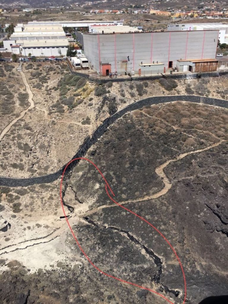 El vertido de fueloil desde la lavandería, tras saltar un muro, llegó al mar en Samarines. Cecoes
